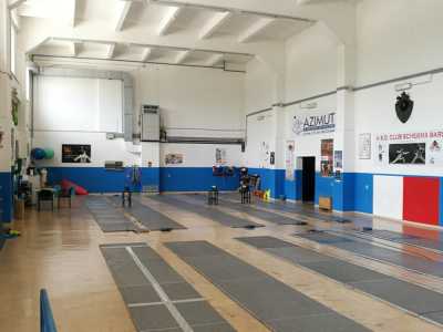 L'atleta si allena nell'Arena della vittoria. La sala in cui si svolge il suo addestramento accoglie dieci pedane: i terreni di gioco sui quali si consumano i duelli